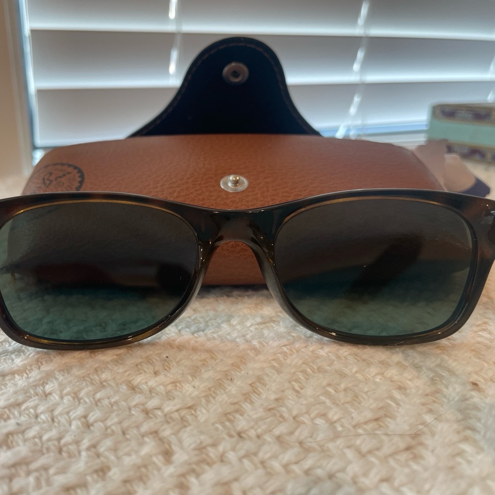 Women’s Ray Ban original Wayfarer.  Comes with original case.  Not new.